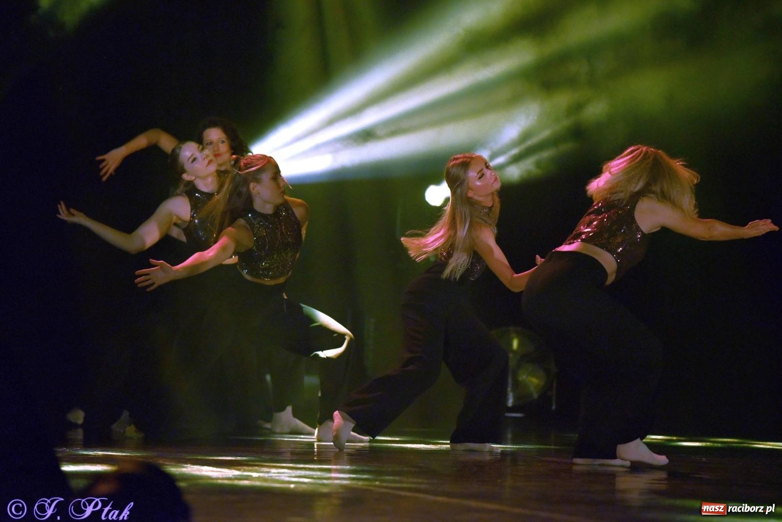 Zdjęcie w galerii na portalu naszraciborz.pl: Wielkie show w RCK-u. XII Gala Zespołu Tanecznego SKAZA [FOTO i WIDEO] wiadomości z regionu