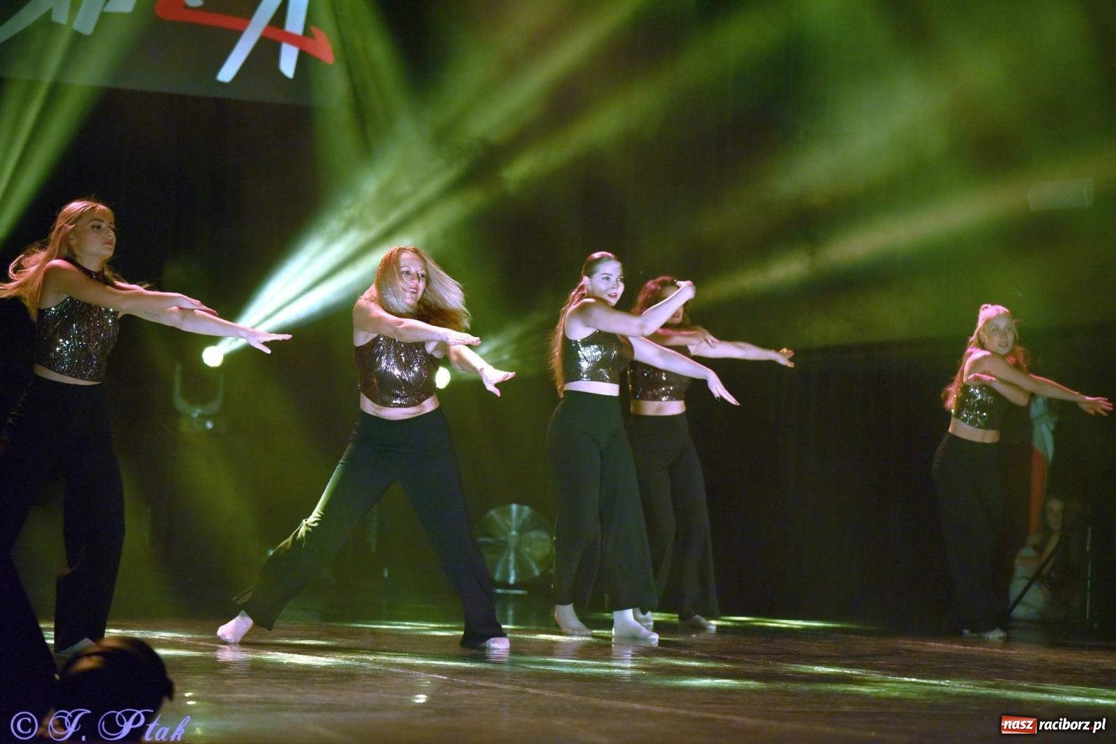 Zdjęcie w galerii na portalu naszraciborz.pl: Wielkie show w RCK-u. XII Gala Zespołu Tanecznego SKAZA [FOTO i WIDEO] wiadomości z regionu