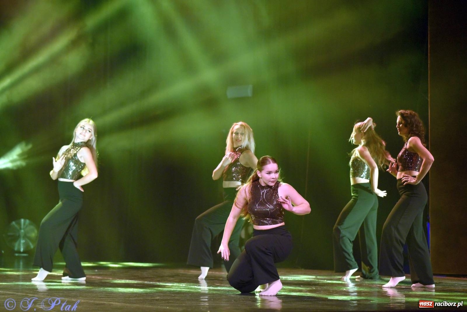 Zdjęcie w galerii na portalu naszraciborz.pl: Wielkie show w RCK-u. XII Gala Zespołu Tanecznego SKAZA [FOTO i WIDEO] wiadomości z regionu