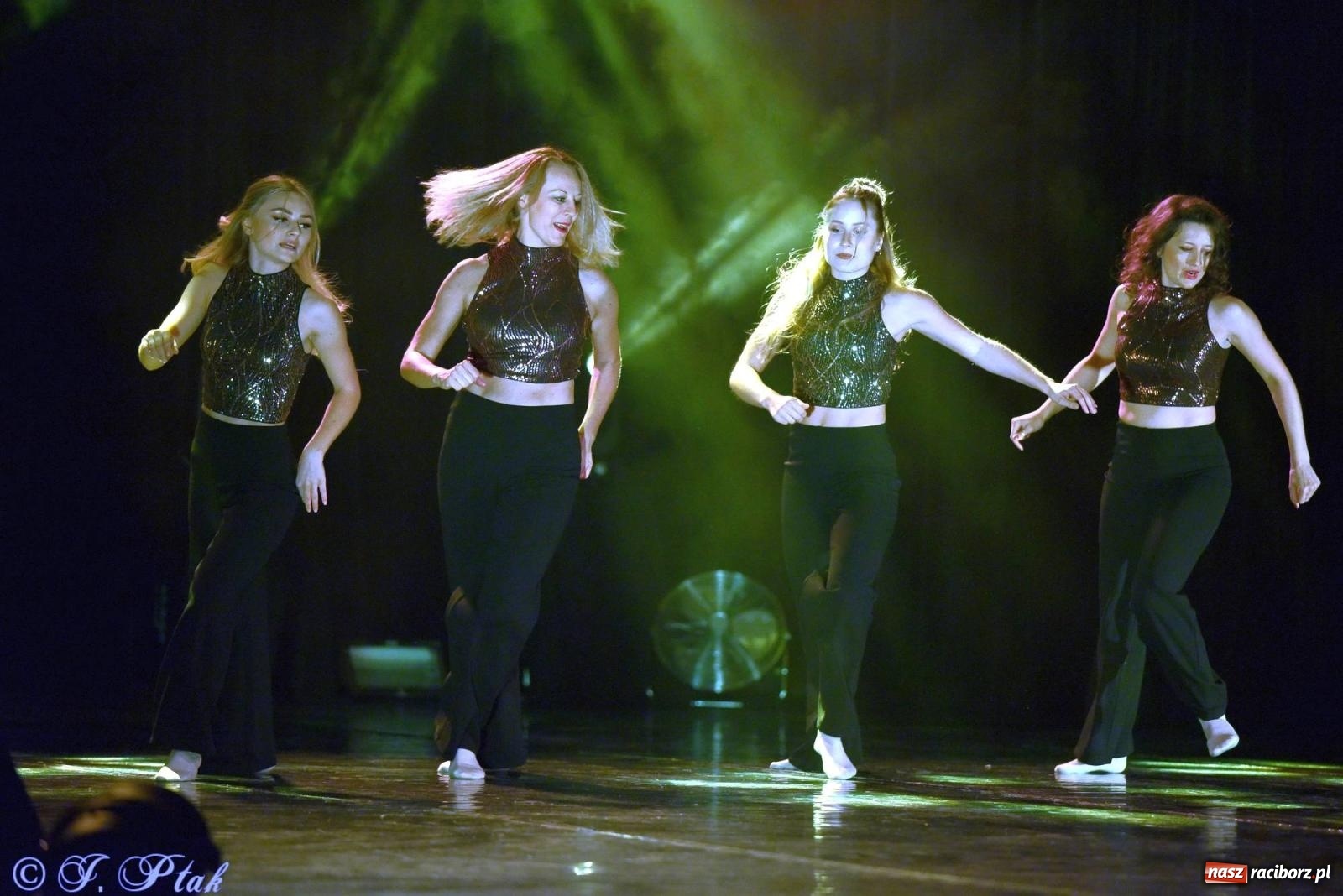 Zdjęcie w galerii na portalu naszraciborz.pl: Wielkie show w RCK-u. XII Gala Zespołu Tanecznego SKAZA [FOTO i WIDEO] wiadomości z regionu