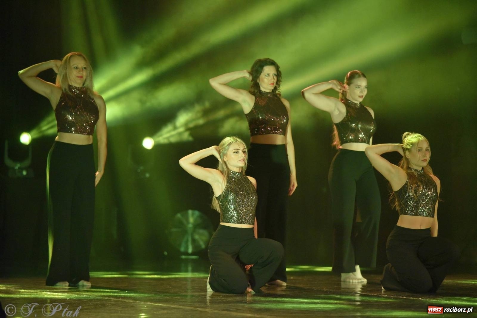 Zdjęcie w galerii na portalu naszraciborz.pl: Wielkie show w RCK-u. XII Gala Zespołu Tanecznego SKAZA [FOTO i WIDEO] wiadomości z regionu