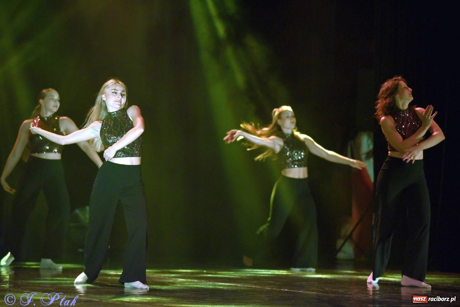 Zdjęcie w galerii na portalu naszraciborz.pl: Wielkie show w RCK-u. XII Gala Zespołu Tanecznego SKAZA [FOTO i WIDEO] wiadomości z regionu