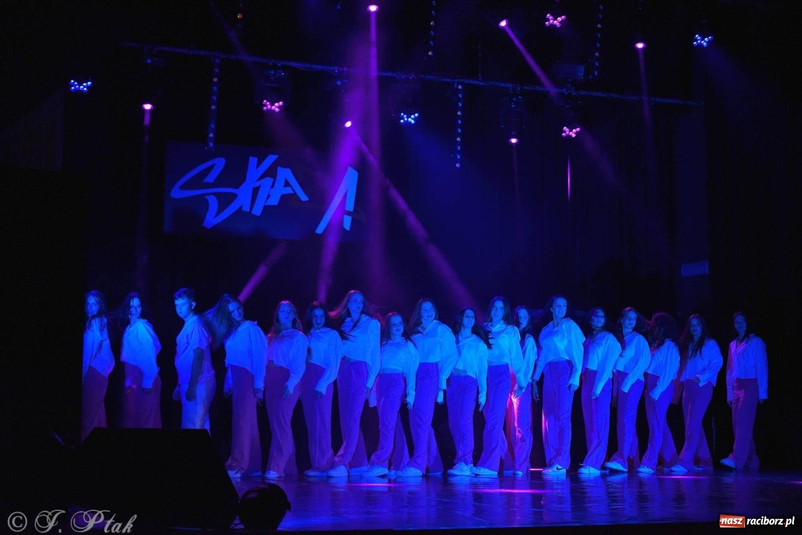 Zdjęcie w galerii na portalu naszraciborz.pl: Wielkie show w RCK-u. XII Gala Zespołu Tanecznego SKAZA [FOTO i WIDEO] wiadomości z regionu