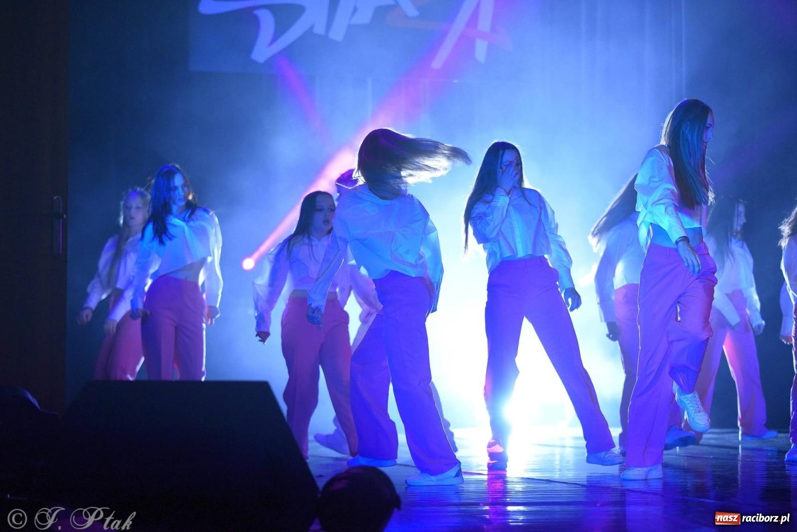 Zdjęcie w galerii na portalu naszraciborz.pl: Wielkie show w RCK-u. XII Gala Zespołu Tanecznego SKAZA [FOTO i WIDEO] wiadomości z regionu