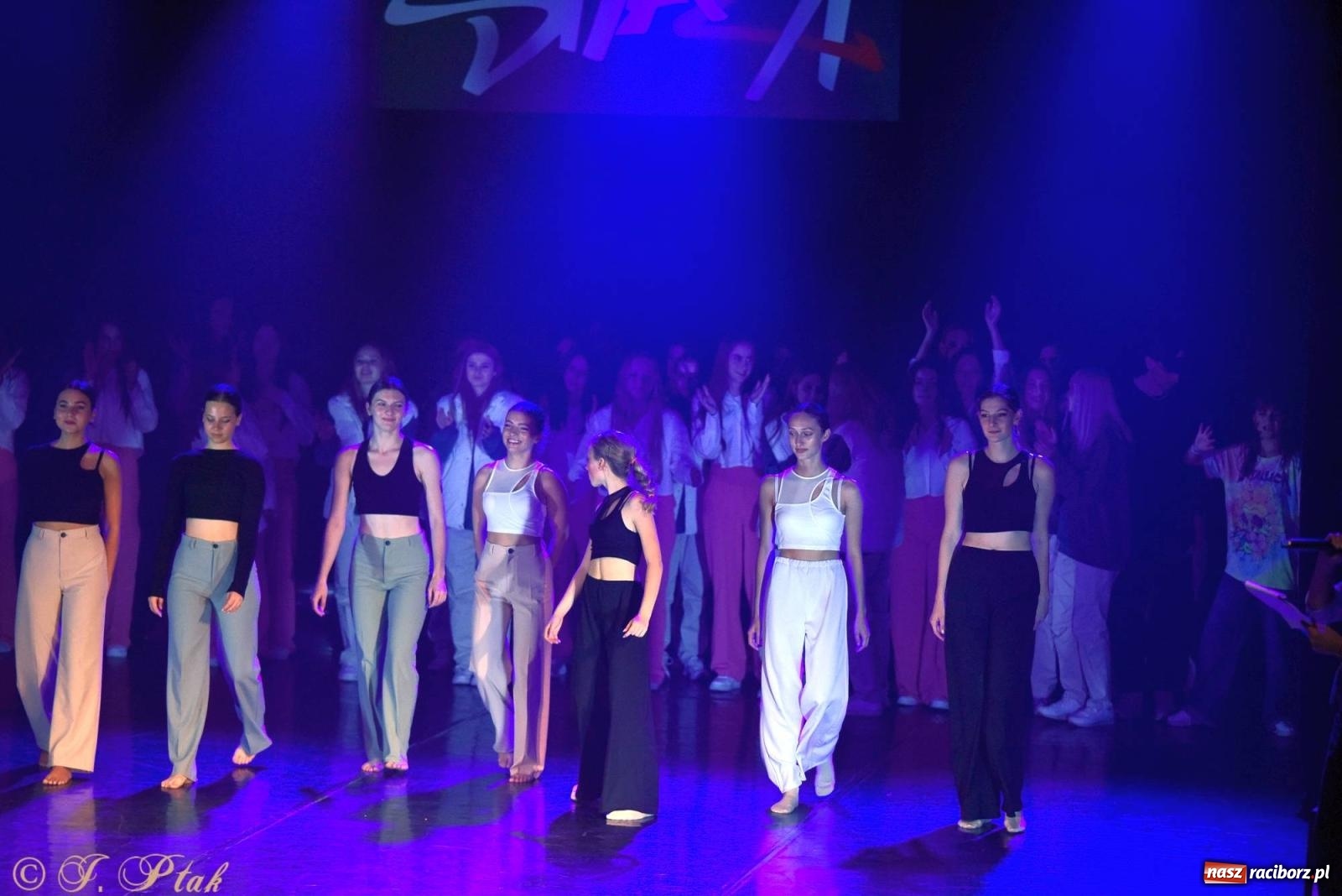 Zdjęcie w galerii na portalu naszraciborz.pl: Wielkie show w RCK-u. XII Gala Zespołu Tanecznego SKAZA [FOTO i WIDEO] wiadomości z regionu