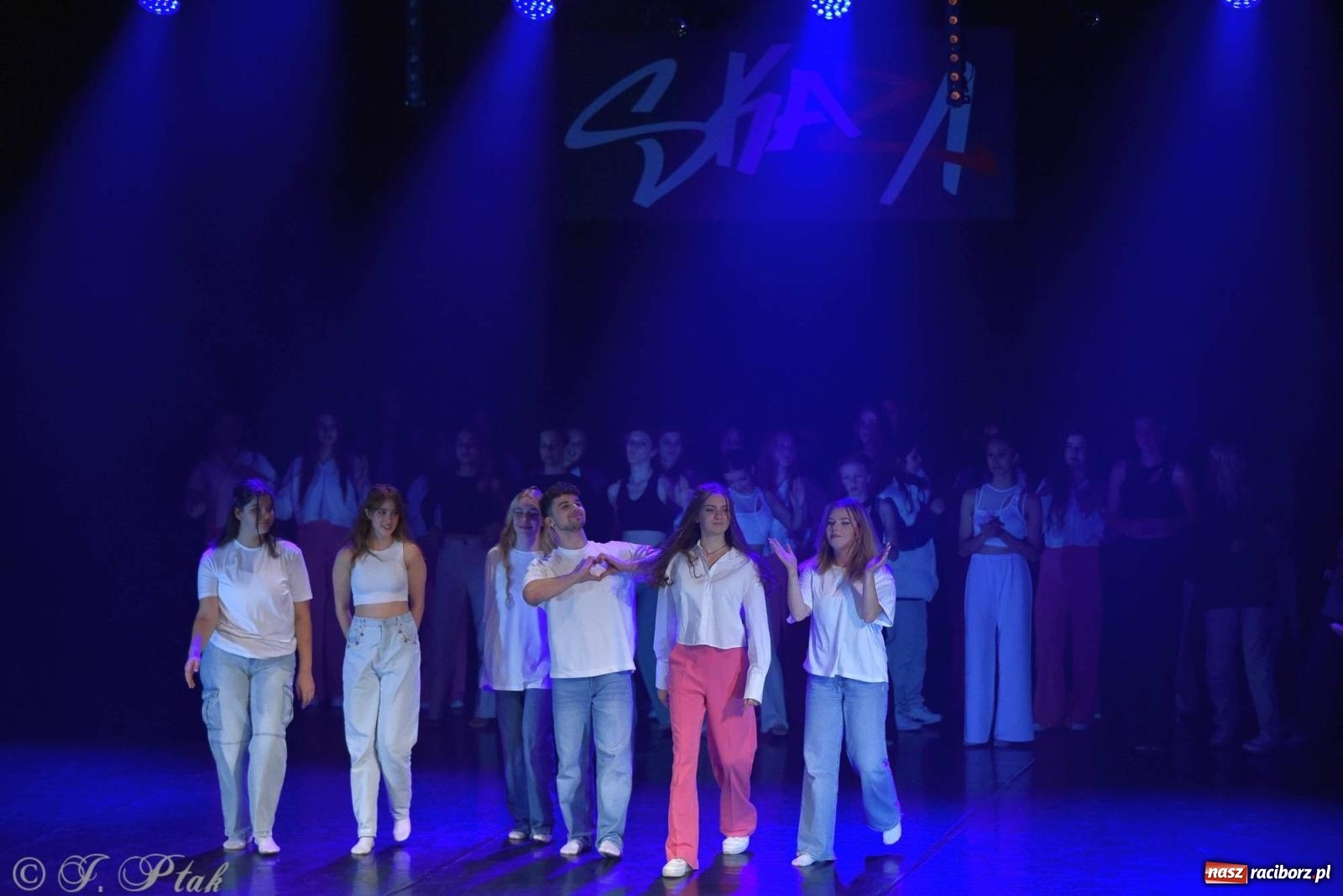 Zdjęcie w galerii na portalu naszraciborz.pl: Wielkie show w RCK-u. XII Gala Zespołu Tanecznego SKAZA [FOTO i WIDEO] wiadomości z regionu