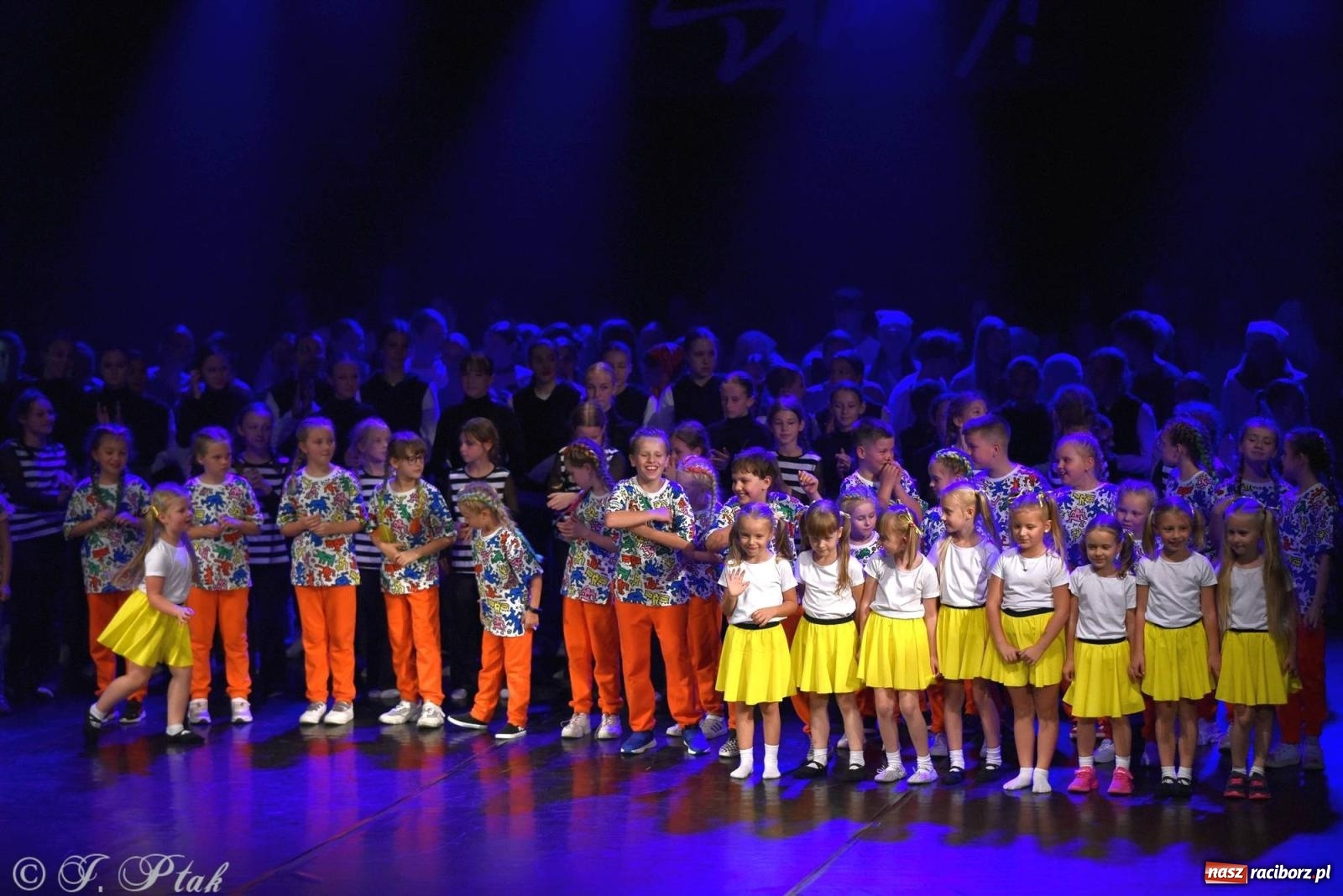 Zdjęcie w galerii na portalu naszraciborz.pl: Wielkie show w RCK-u. XII Gala Zespołu Tanecznego SKAZA [FOTO i WIDEO] wiadomości z regionu