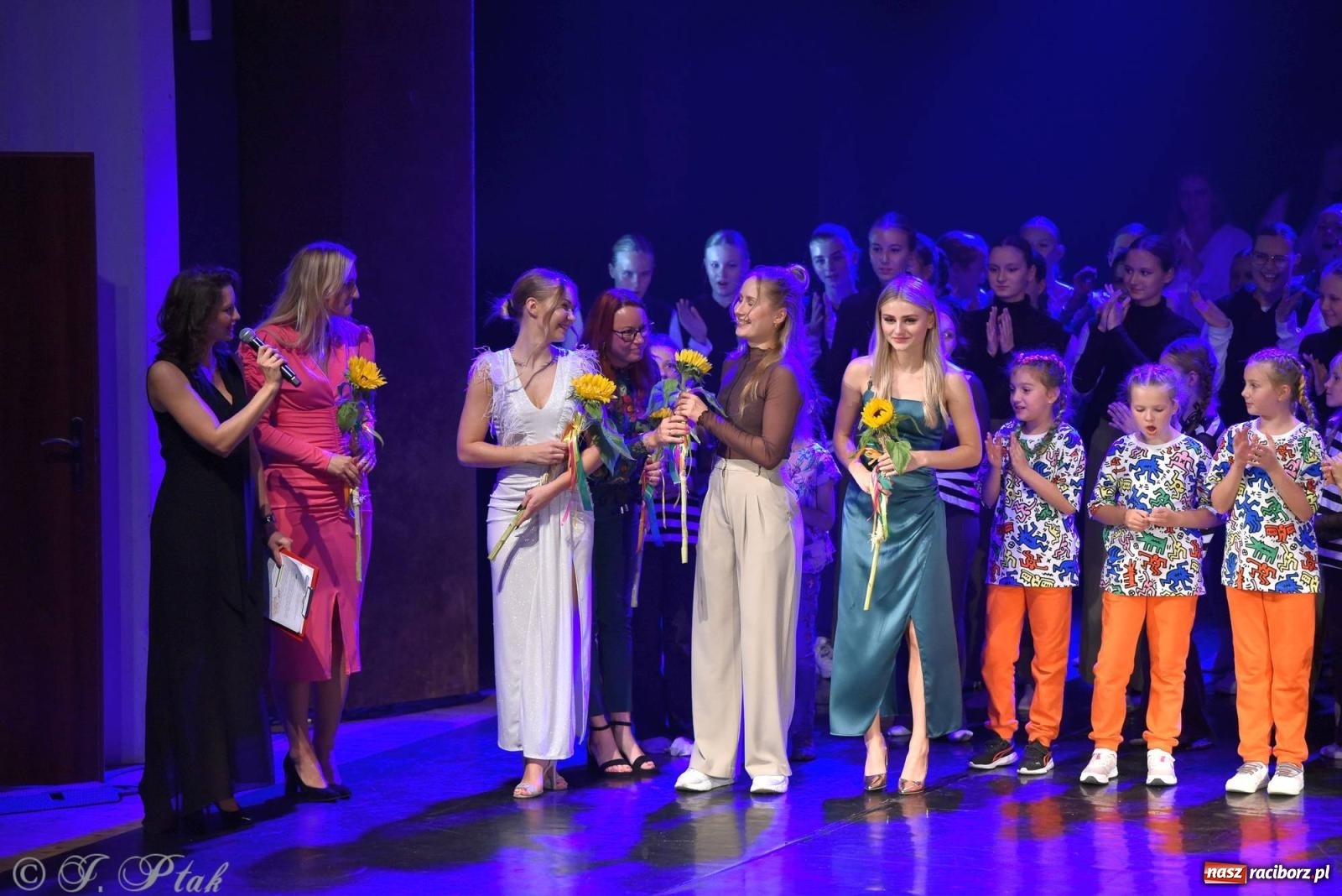 Zdjęcie w galerii na portalu naszraciborz.pl: Wielkie show w RCK-u. XII Gala Zespołu Tanecznego SKAZA [FOTO i WIDEO] wiadomości z regionu