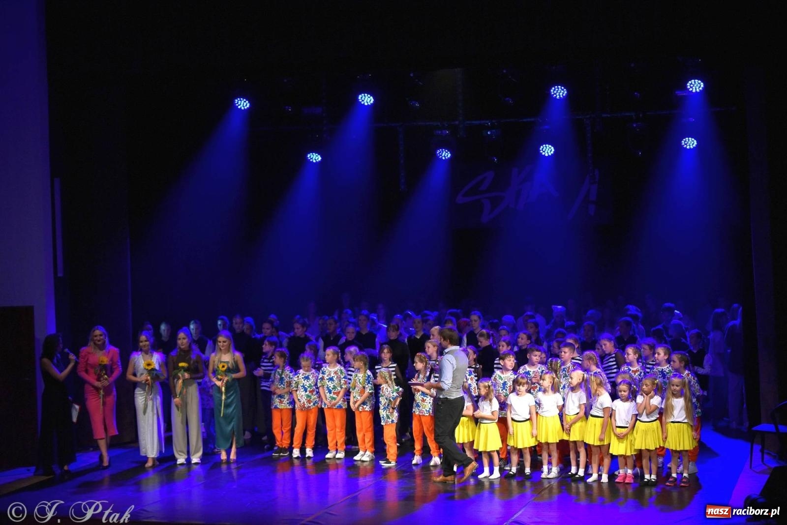 Zdjęcie w galerii na portalu naszraciborz.pl: Wielkie show w RCK-u. XII Gala Zespołu Tanecznego SKAZA [FOTO i WIDEO] wiadomości z regionu