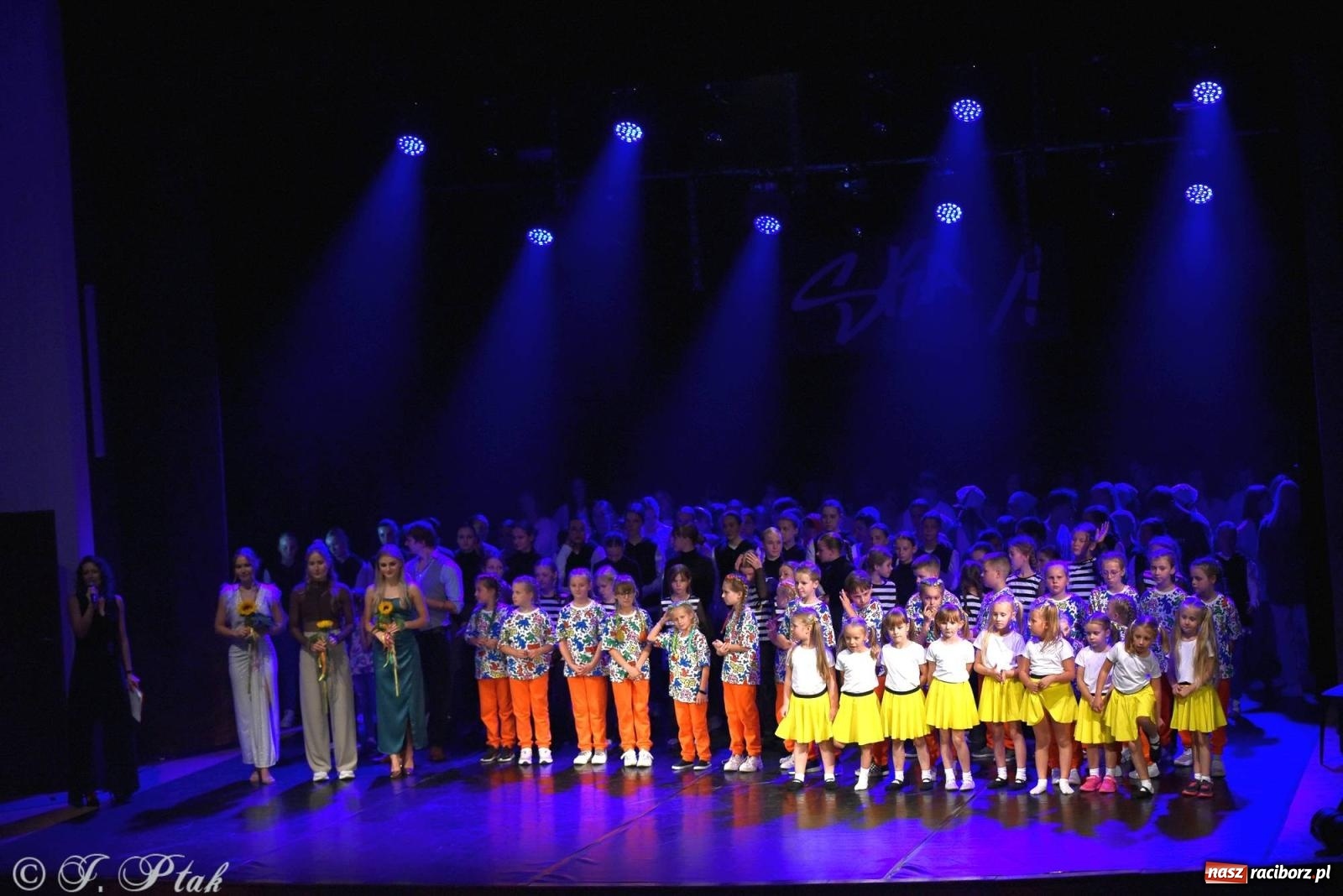 Zdjęcie w galerii na portalu naszraciborz.pl: Wielkie show w RCK-u. XII Gala Zespołu Tanecznego SKAZA [FOTO i WIDEO] wiadomości z regionu