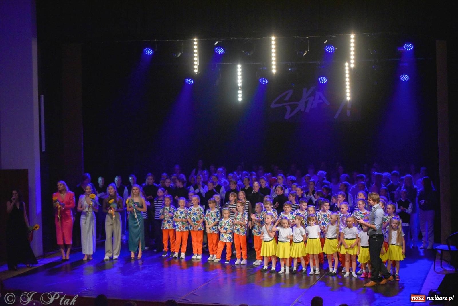 Zdjęcie w galerii na portalu naszraciborz.pl: Wielkie show w RCK-u. XII Gala Zespołu Tanecznego SKAZA [FOTO i WIDEO] wiadomości z regionu