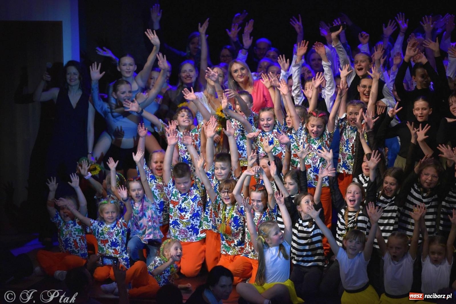 Zdjęcie w galerii na portalu naszraciborz.pl: Wielkie show w RCK-u. XII Gala Zespołu Tanecznego SKAZA [FOTO i WIDEO] wiadomości z regionu
