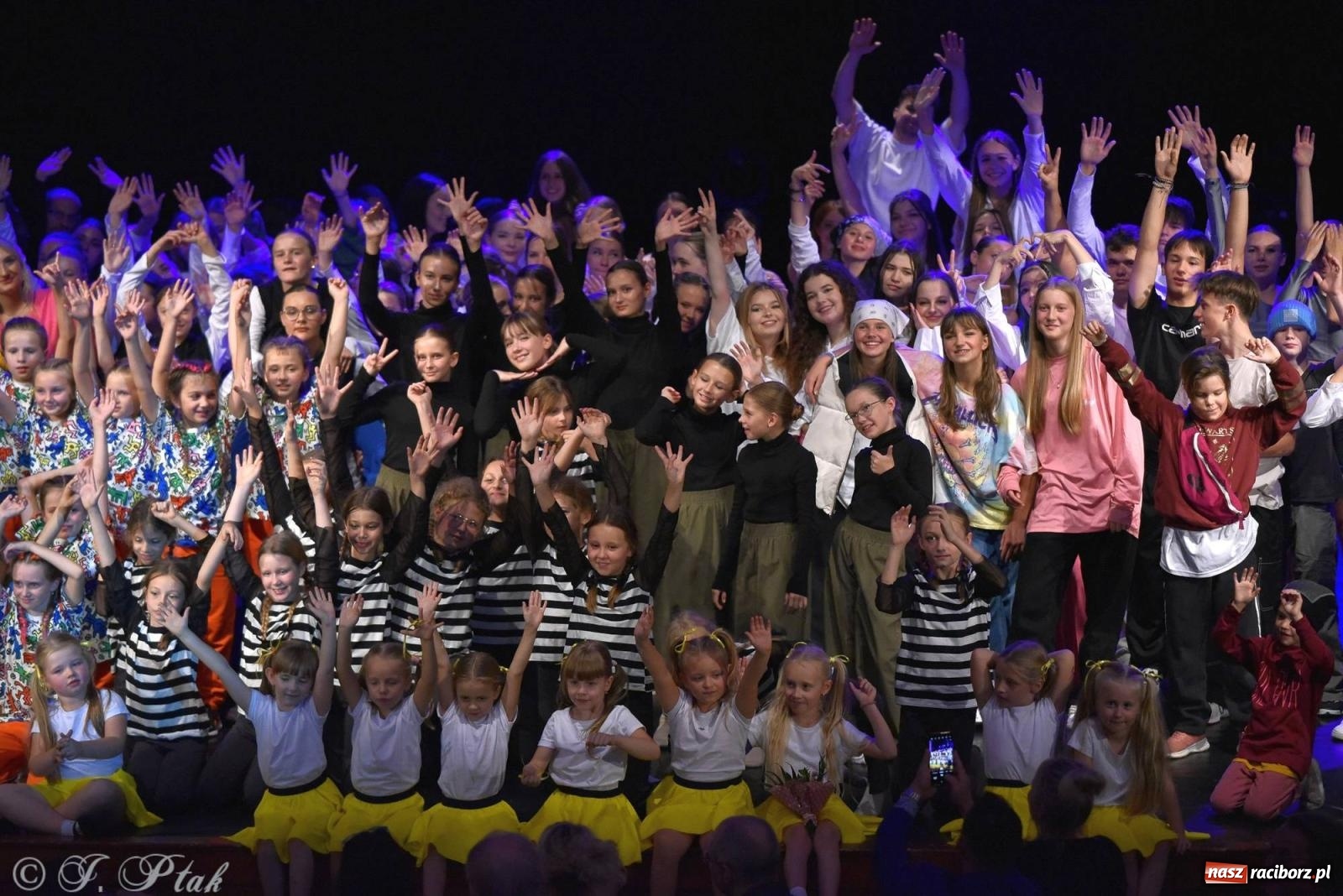 Zdjęcie w galerii na portalu naszraciborz.pl: Wielkie show w RCK-u. XII Gala Zespołu Tanecznego SKAZA [FOTO i WIDEO] wiadomości z regionu