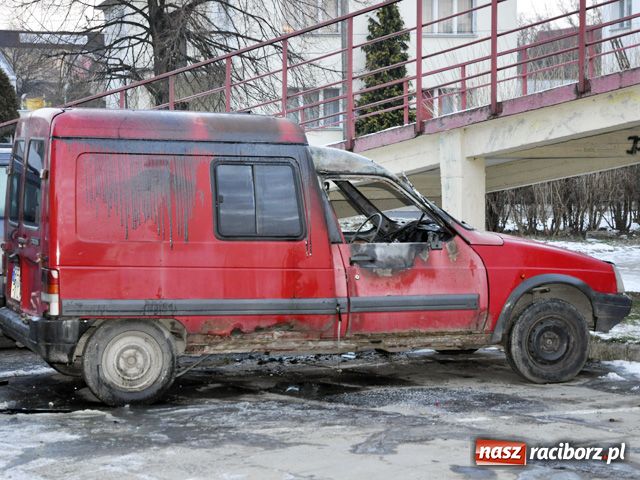 Zdjęcie w galerii na portalu naszraciborz.pl: Na Polnej spłonął citroen wiadomości z regionu