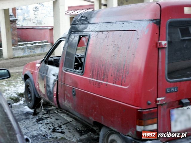 Zdjęcie w galerii na portalu naszraciborz.pl: Na Polnej spłonął citroen wiadomości z regionu