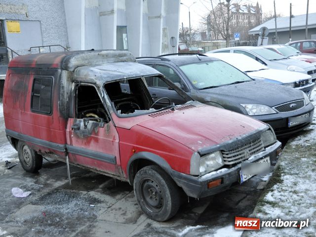 Zdjęcie w galerii na portalu naszraciborz.pl: Na Polnej spłonął citroen wiadomości z regionu
