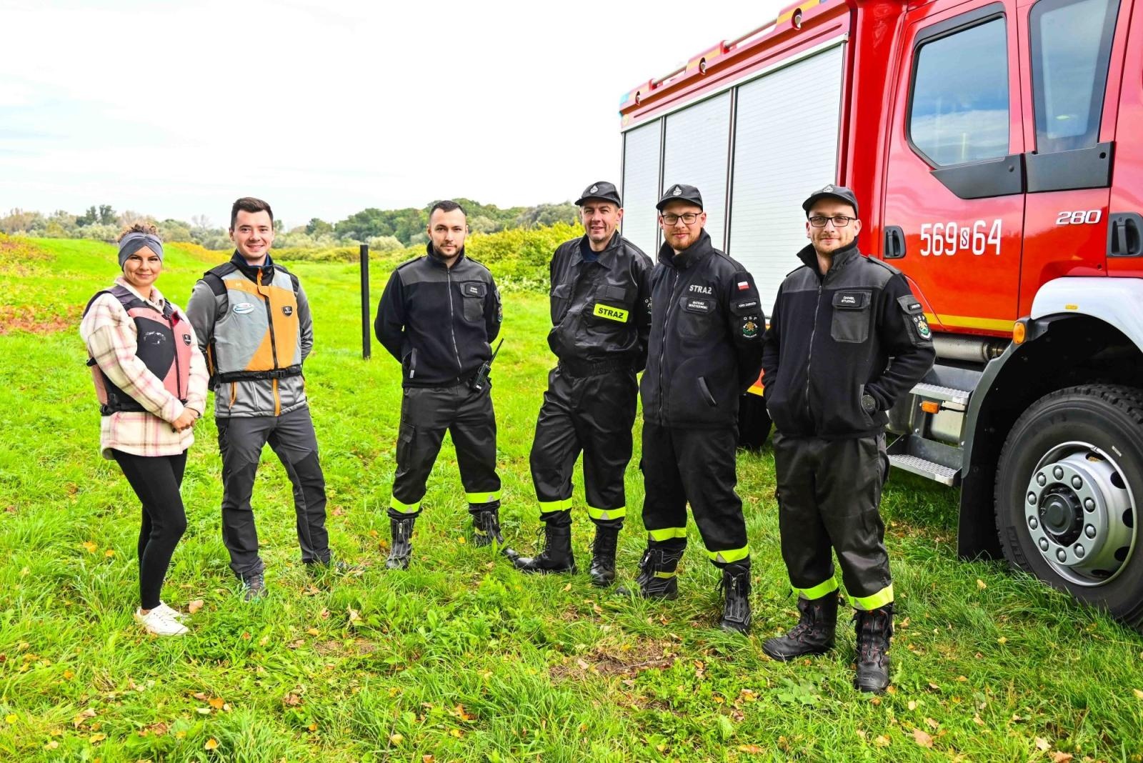 Zdjęcie w galerii na portalu naszraciborz.pl: Wodniacy chowają sprzęt. Meandry Odry oficjalnie zamknięte wiadomości z regionu