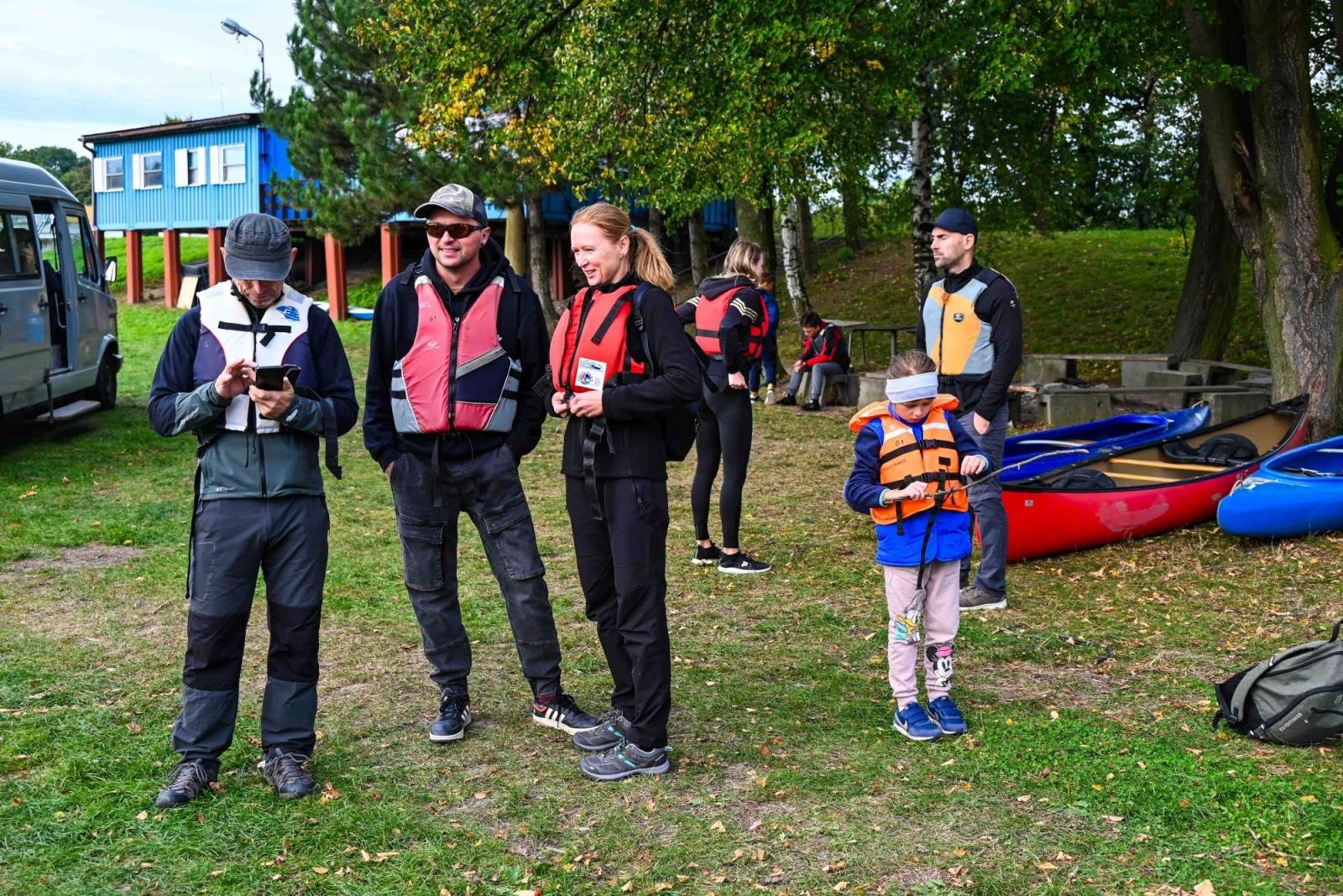 Zdjęcie w galerii na portalu naszraciborz.pl: Wodniacy chowają sprzęt. Meandry Odry oficjalnie zamknięte wiadomości z regionu