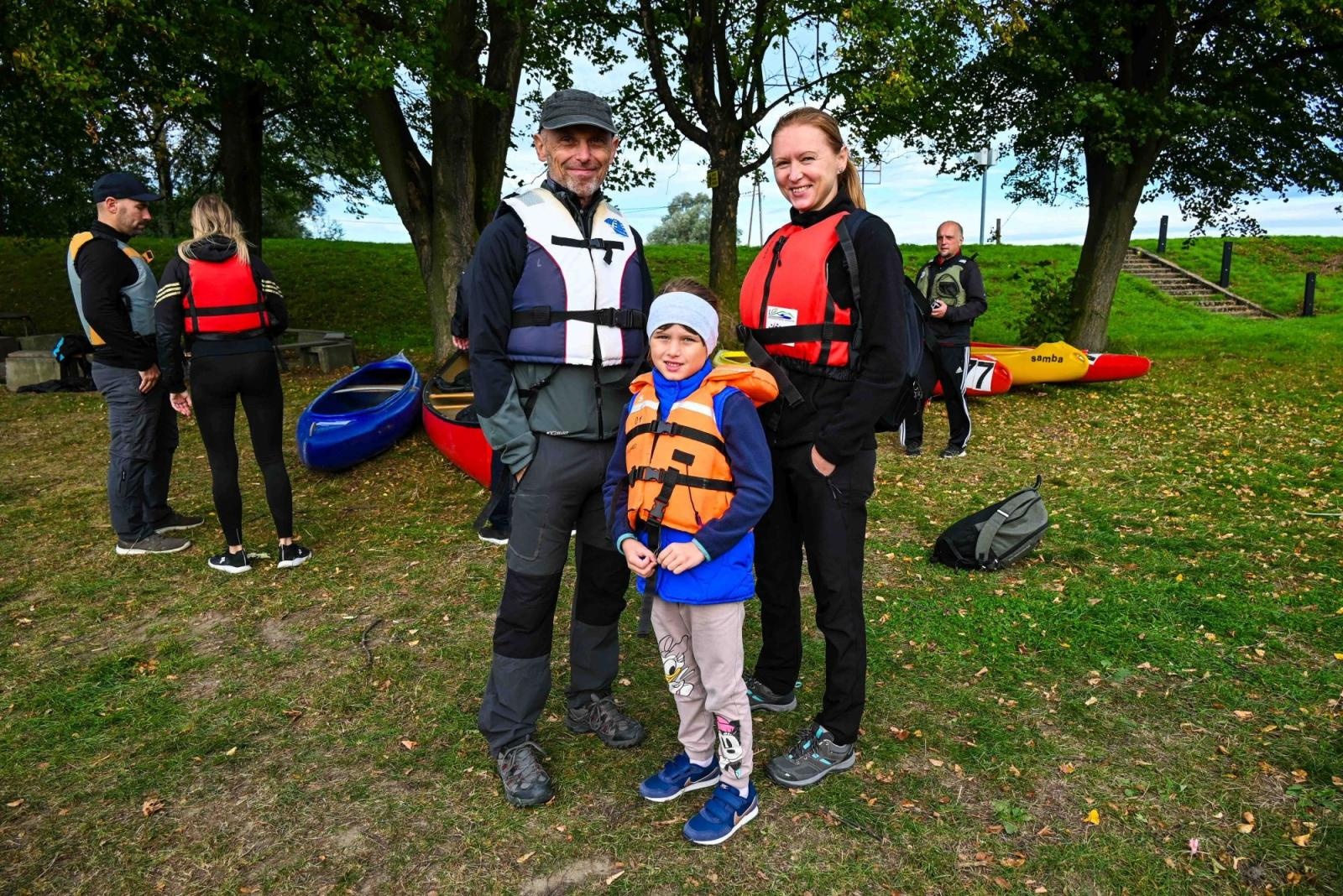 Zdjęcie w galerii na portalu naszraciborz.pl: Wodniacy chowają sprzęt. Meandry Odry oficjalnie zamknięte wiadomości z regionu