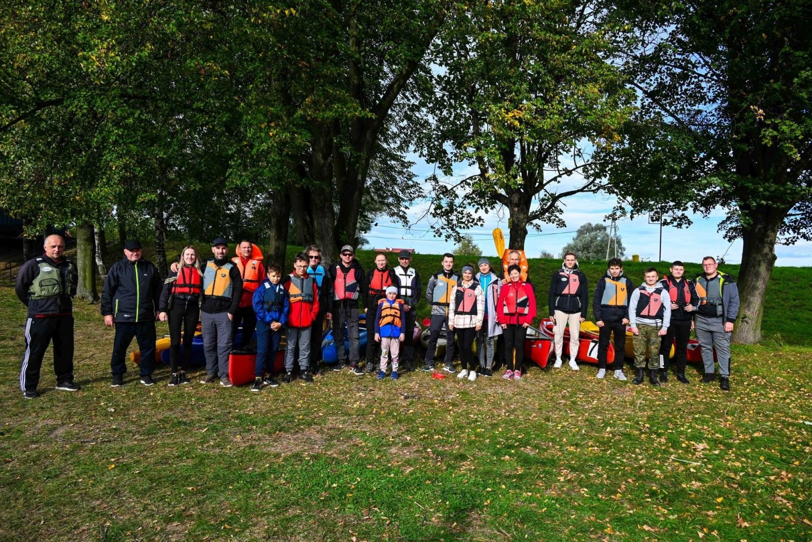 Zdjęcie w galerii na portalu naszraciborz.pl: Wodniacy chowają sprzęt. Meandry Odry oficjalnie zamknięte wiadomości z regionu