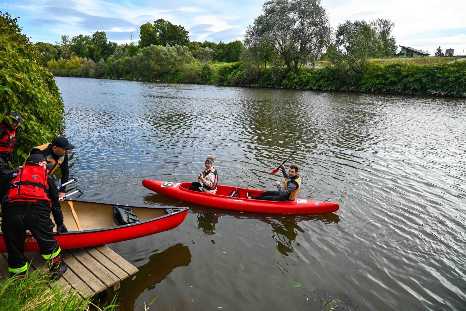Zdjęcie w galerii na portalu naszraciborz.pl: Wodniacy chowają sprzęt. Meandry Odry oficjalnie zamknięte wiadomości z regionu