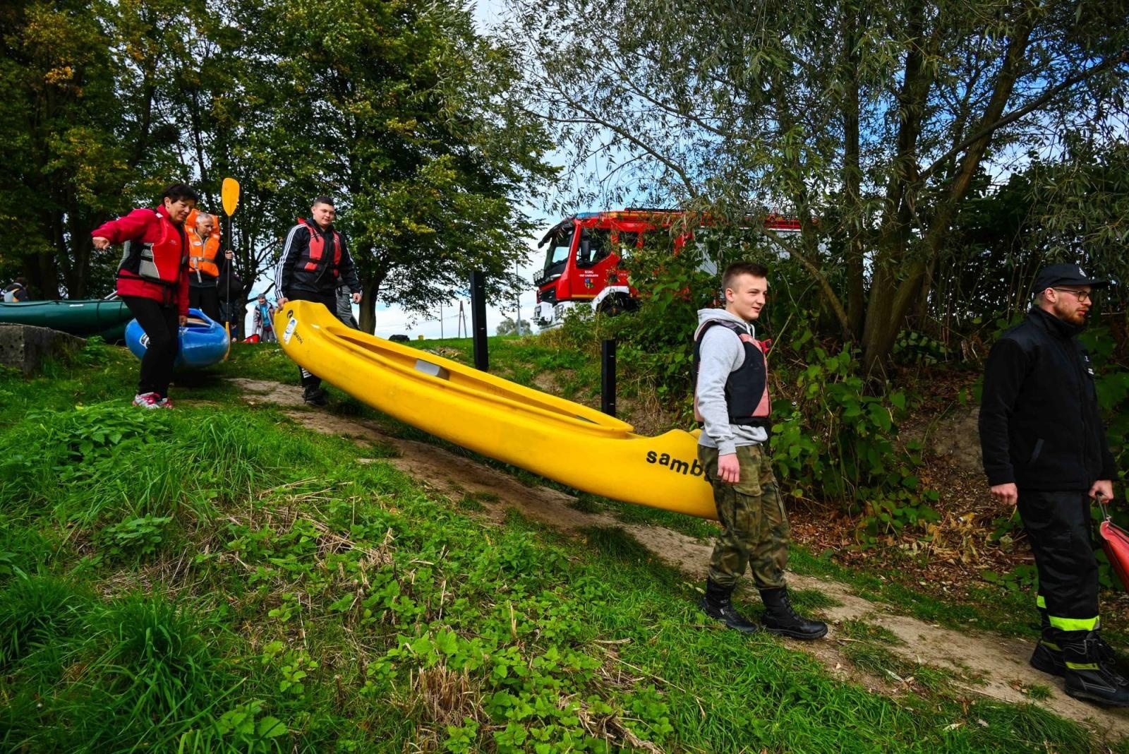 Zdjęcie w galerii na portalu naszraciborz.pl: Wodniacy chowają sprzęt. Meandry Odry oficjalnie zamknięte wiadomości z regionu