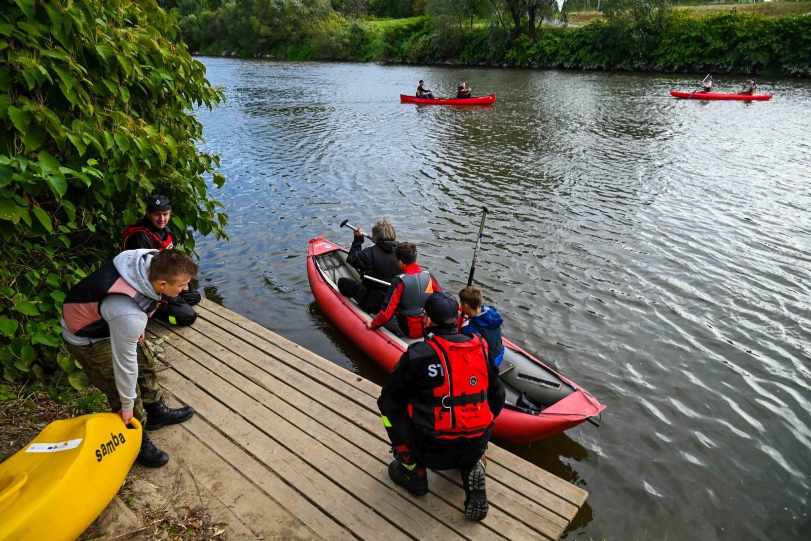 Zdjęcie w galerii na portalu naszraciborz.pl: Wodniacy chowają sprzęt. Meandry Odry oficjalnie zamknięte wiadomości z regionu