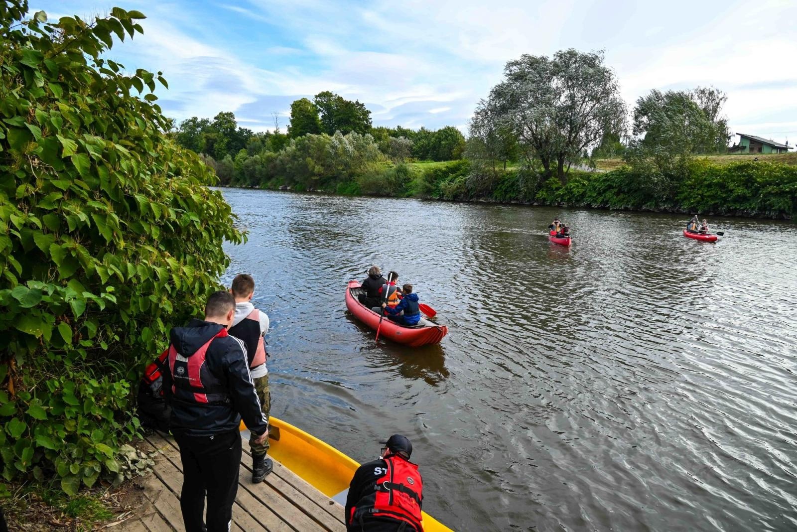 Zdjęcie w galerii na portalu naszraciborz.pl: Wodniacy chowają sprzęt. Meandry Odry oficjalnie zamknięte wiadomości z regionu