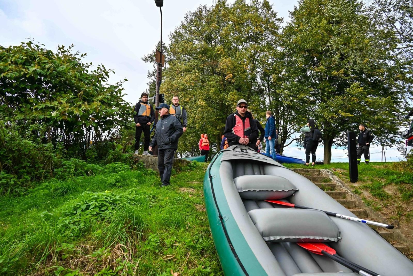 Zdjęcie w galerii na portalu naszraciborz.pl: Wodniacy chowają sprzęt. Meandry Odry oficjalnie zamknięte wiadomości z regionu