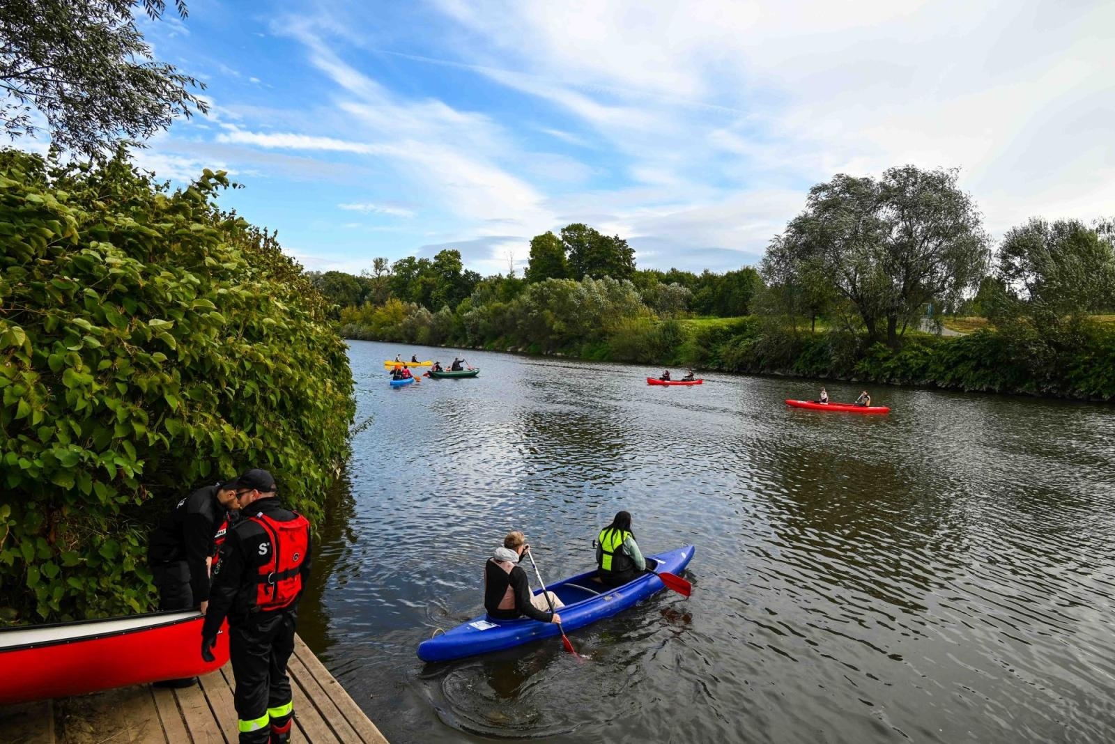 Zdjęcie w galerii na portalu naszraciborz.pl: Wodniacy chowają sprzęt. Meandry Odry oficjalnie zamknięte wiadomości z regionu