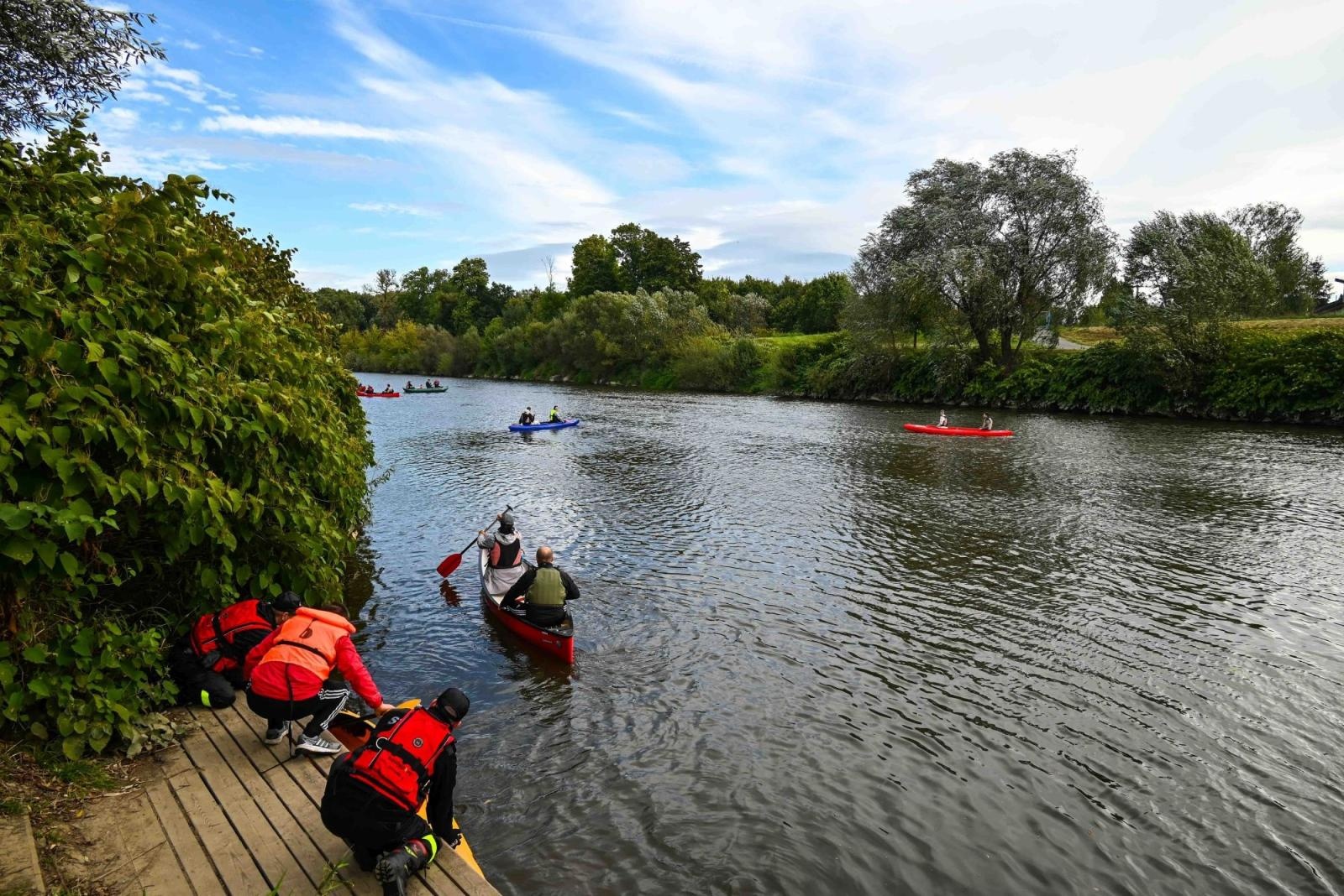 Zdjęcie w galerii na portalu naszraciborz.pl: Wodniacy chowają sprzęt. Meandry Odry oficjalnie zamknięte wiadomości z regionu