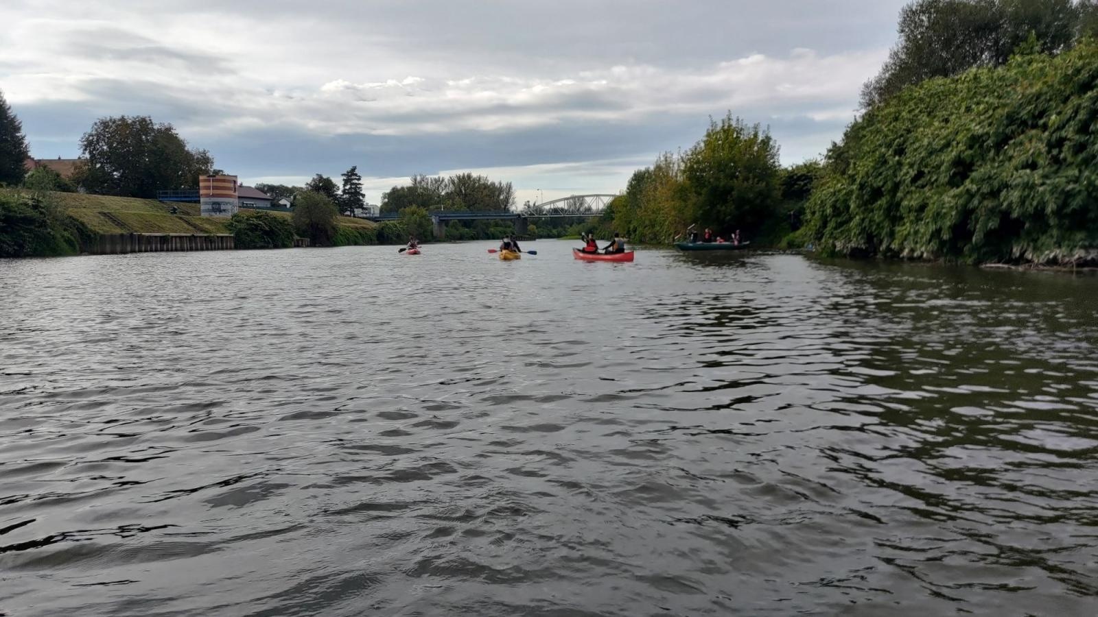 Zdjęcie w galerii na portalu naszraciborz.pl: Wodniacy chowają sprzęt. Meandry Odry oficjalnie zamknięte wiadomości z regionu