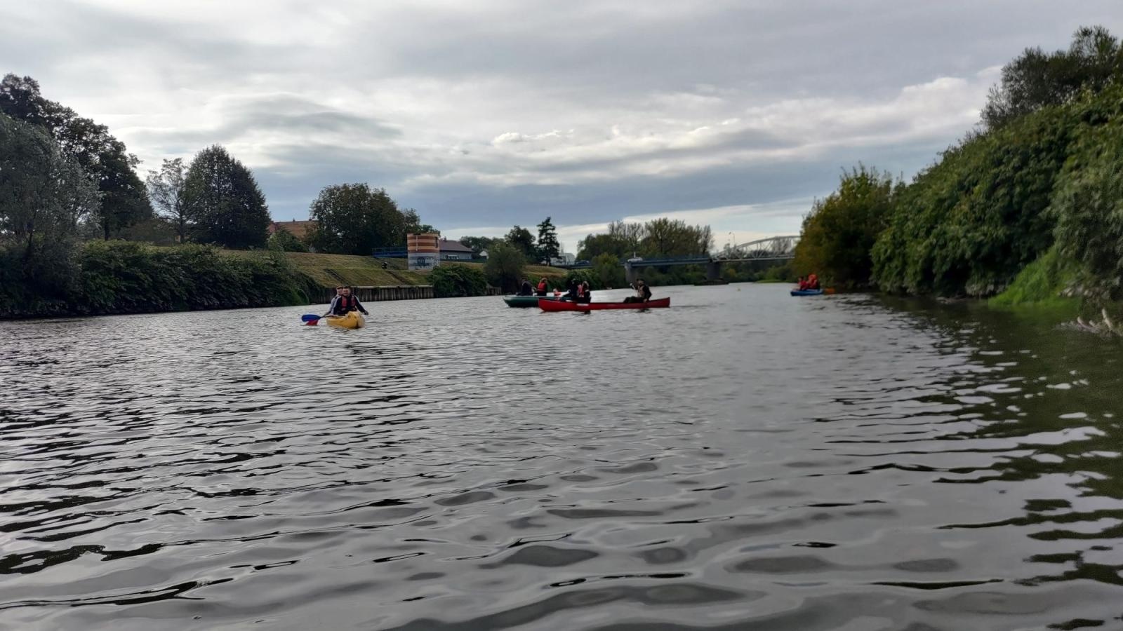 Zdjęcie w galerii na portalu naszraciborz.pl: Wodniacy chowają sprzęt. Meandry Odry oficjalnie zamknięte wiadomości z regionu