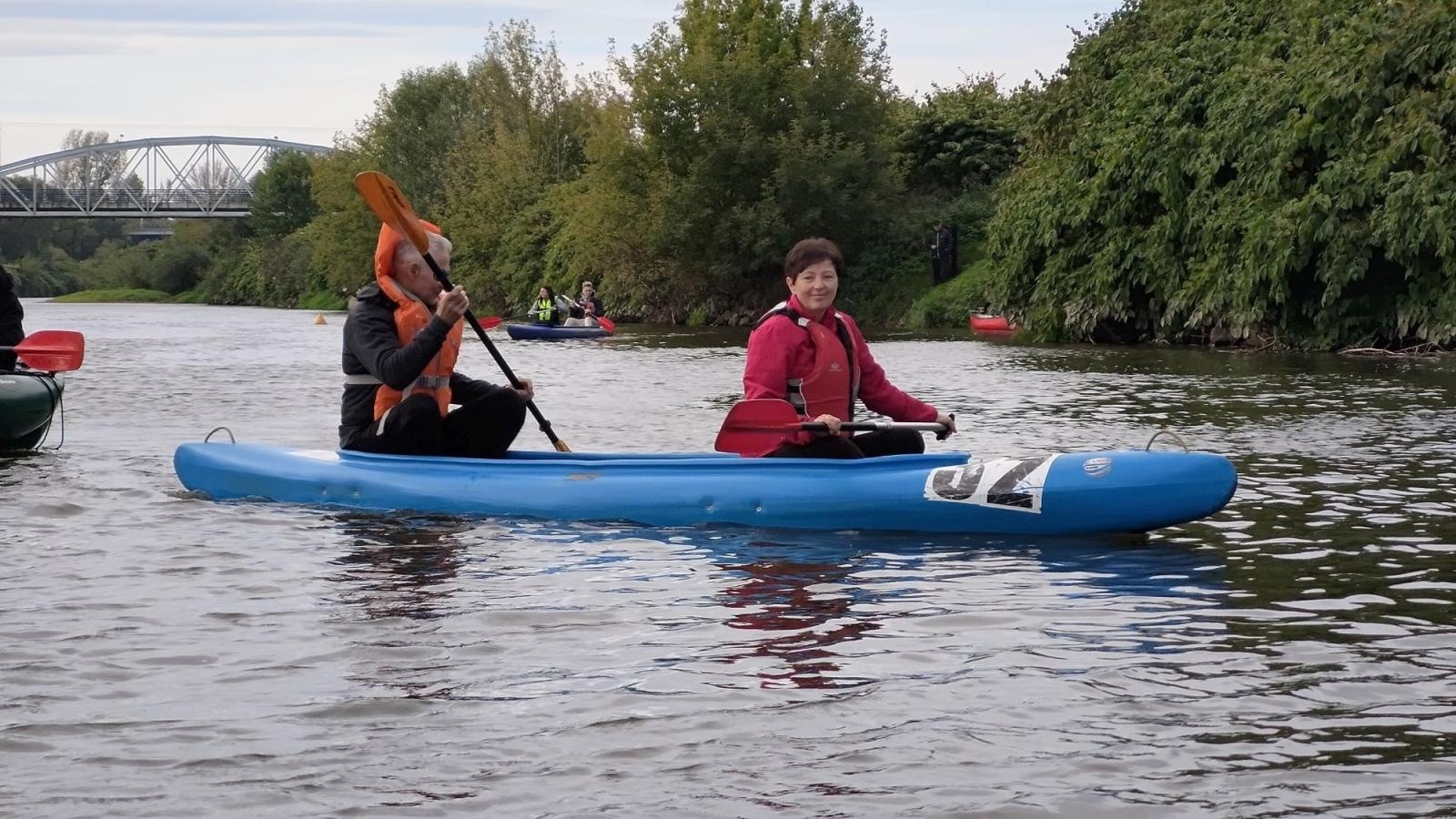 Zdjęcie w galerii na portalu naszraciborz.pl: Wodniacy chowają sprzęt. Meandry Odry oficjalnie zamknięte wiadomości z regionu