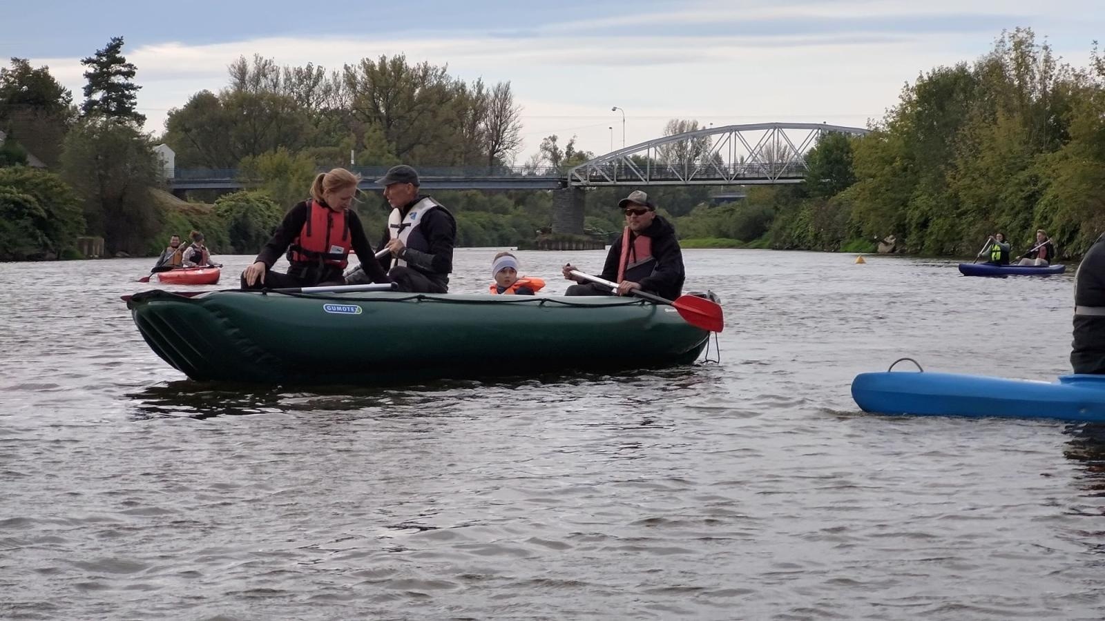 Zdjęcie w galerii na portalu naszraciborz.pl: Wodniacy chowają sprzęt. Meandry Odry oficjalnie zamknięte wiadomości z regionu