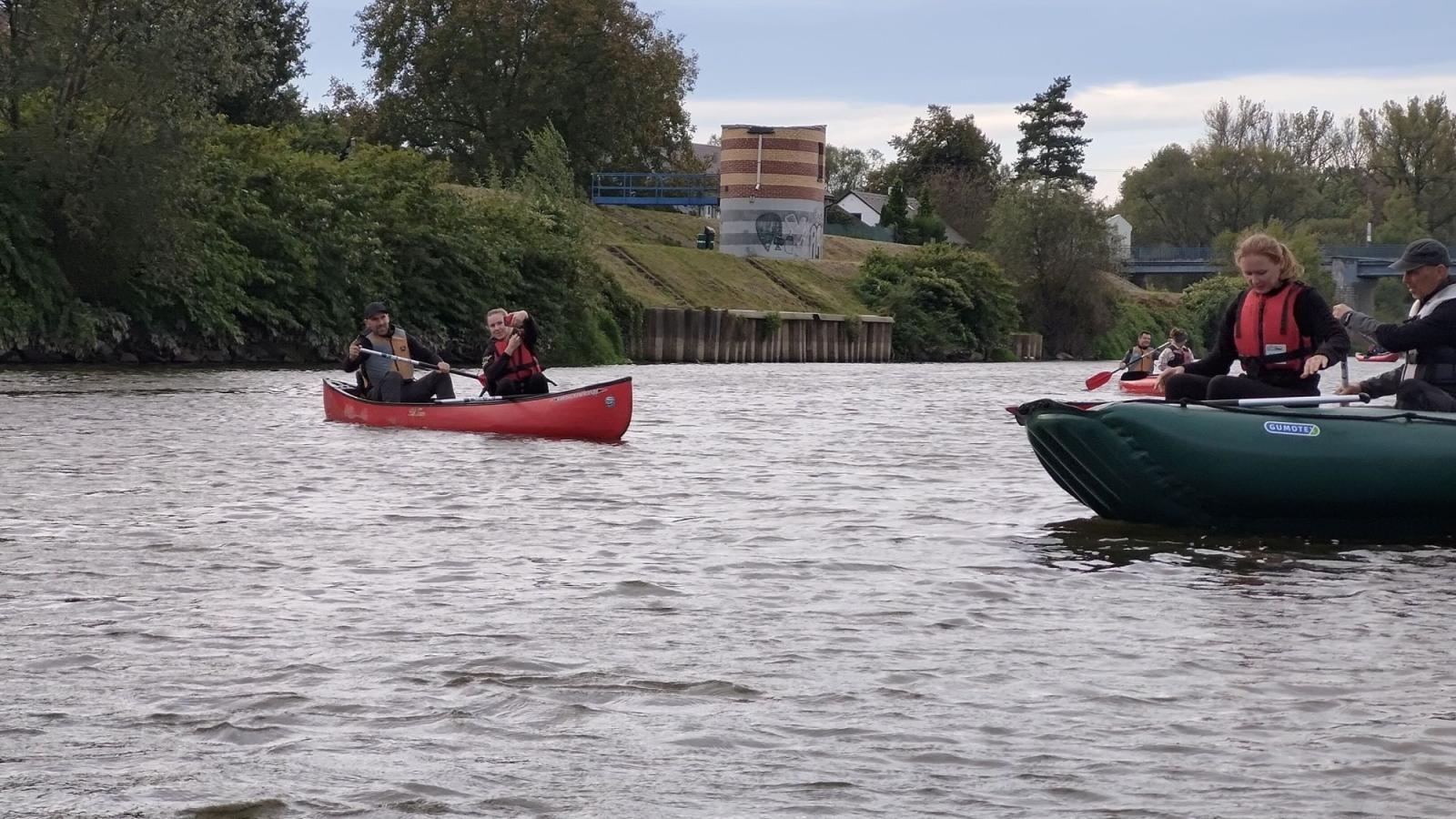 Zdjęcie w galerii na portalu naszraciborz.pl: Wodniacy chowają sprzęt. Meandry Odry oficjalnie zamknięte wiadomości z regionu