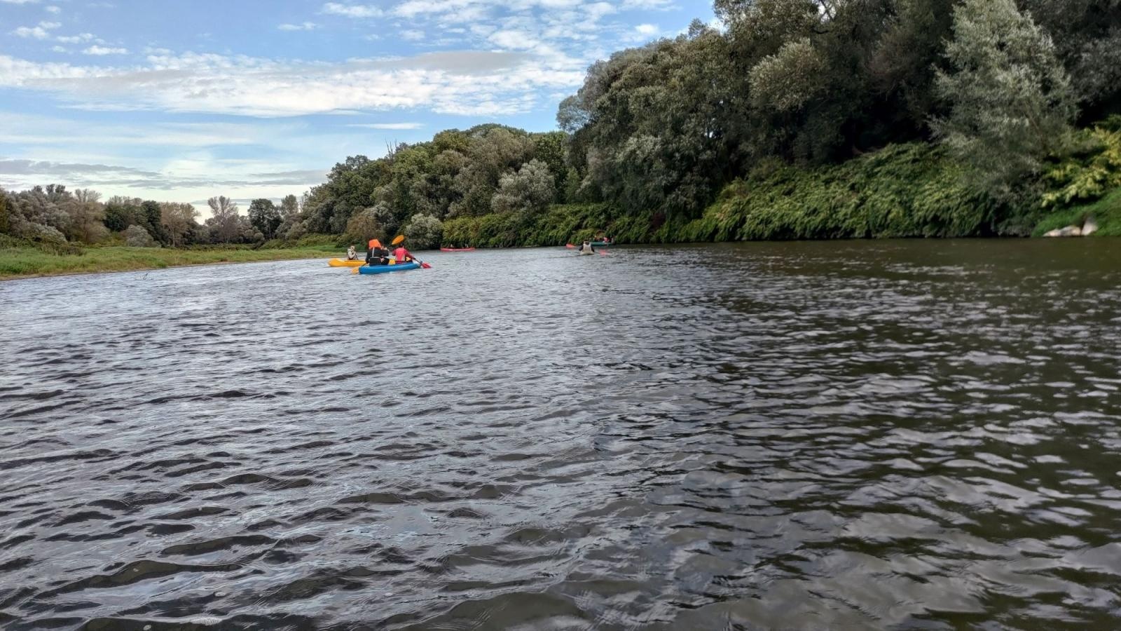 Zdjęcie w galerii na portalu naszraciborz.pl: Wodniacy chowają sprzęt. Meandry Odry oficjalnie zamknięte wiadomości z regionu