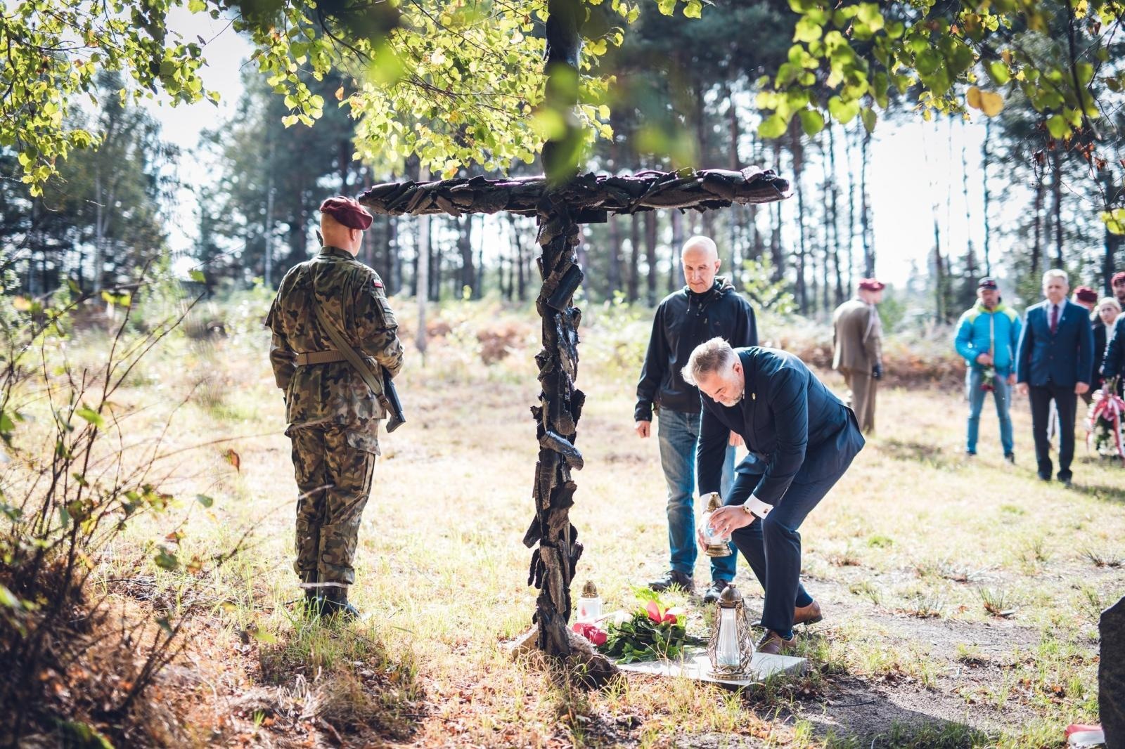 Zdjęcie w galerii na portalu naszraciborz.pl: W Kuźni Raciborskiej uczczono pamięć saperów wiadomości z regionu