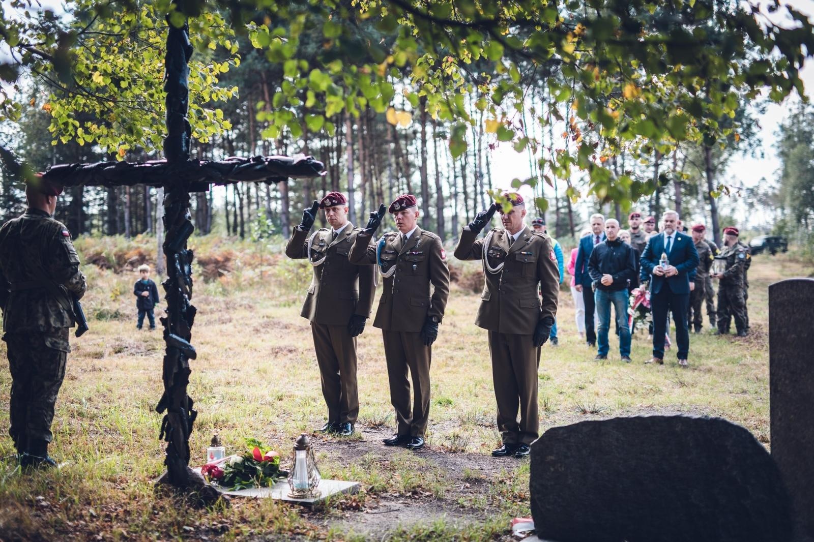 Zdjęcie w galerii na portalu naszraciborz.pl: W Kuźni Raciborskiej uczczono pamięć saperów wiadomości z regionu