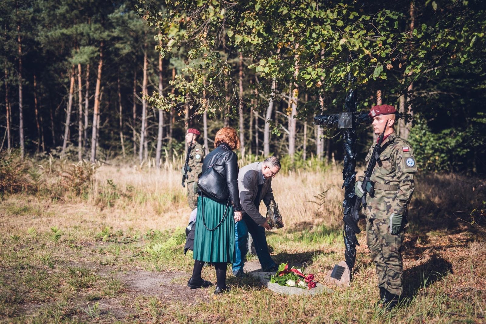 Zdjęcie w galerii na portalu naszraciborz.pl: W Kuźni Raciborskiej uczczono pamięć saperów wiadomości z regionu
