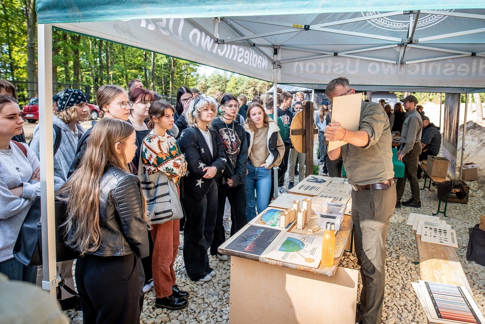 Zdjęcie w galerii na portalu naszraciborz.pl: Tłumy odwiedziły w weekend zagrodę żubrów w Brzeziu wiadomości z regionu