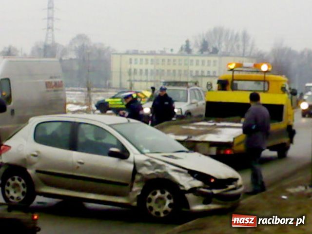 Zdjęcie w galerii na portalu naszraciborz.pl: Peugeot jechał za szybko wiadomości z regionu