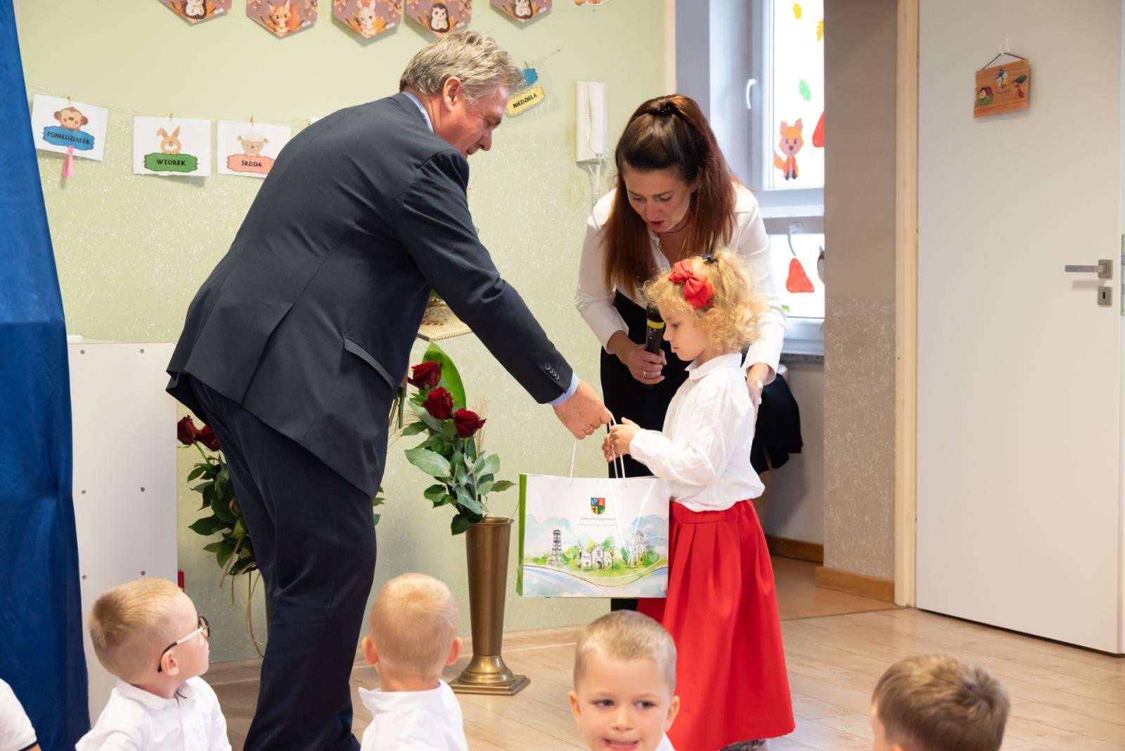 Zdjęcie w galerii na portalu naszraciborz.pl:  Radość w bieńkowickim przedszkolu. Otwarto nowy plac zabaw wiadomości z regionu