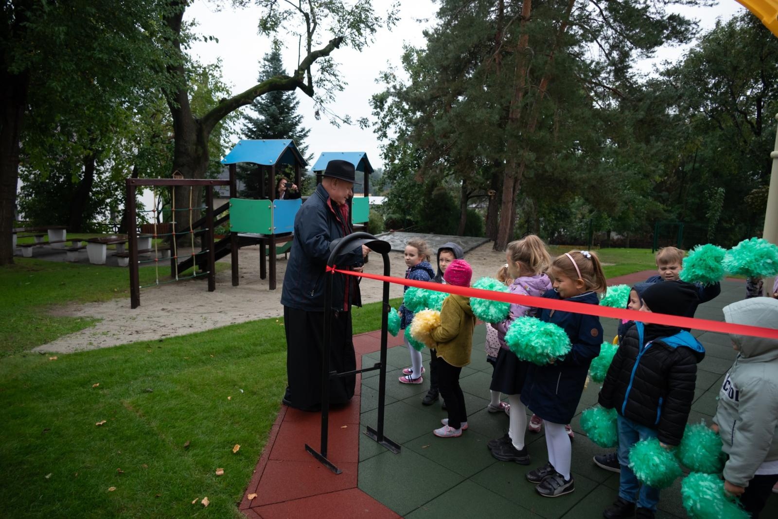 Zdjęcie w galerii na portalu naszraciborz.pl:  Radość w bieńkowickim przedszkolu. Otwarto nowy plac zabaw wiadomości z regionu