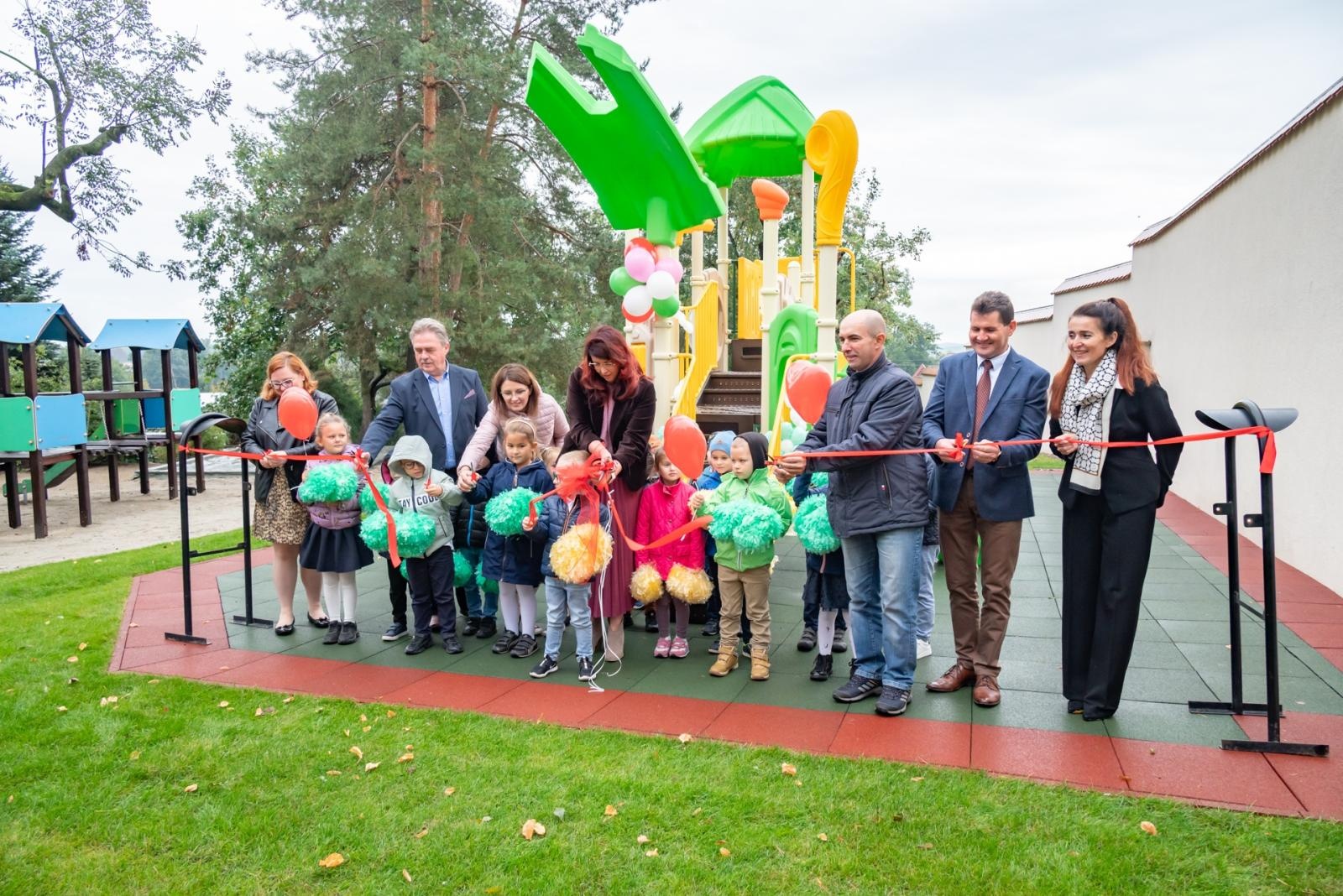 Zdjęcie w galerii na portalu naszraciborz.pl:  Radość w bieńkowickim przedszkolu. Otwarto nowy plac zabaw wiadomości z regionu