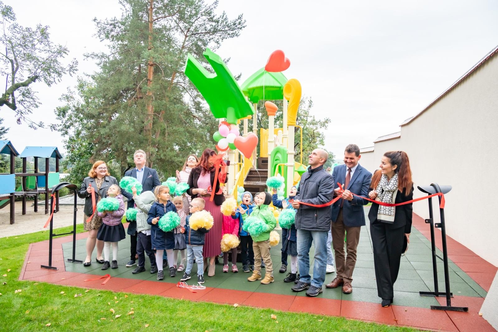 Zdjęcie w galerii na portalu naszraciborz.pl:  Radość w bieńkowickim przedszkolu. Otwarto nowy plac zabaw wiadomości z regionu