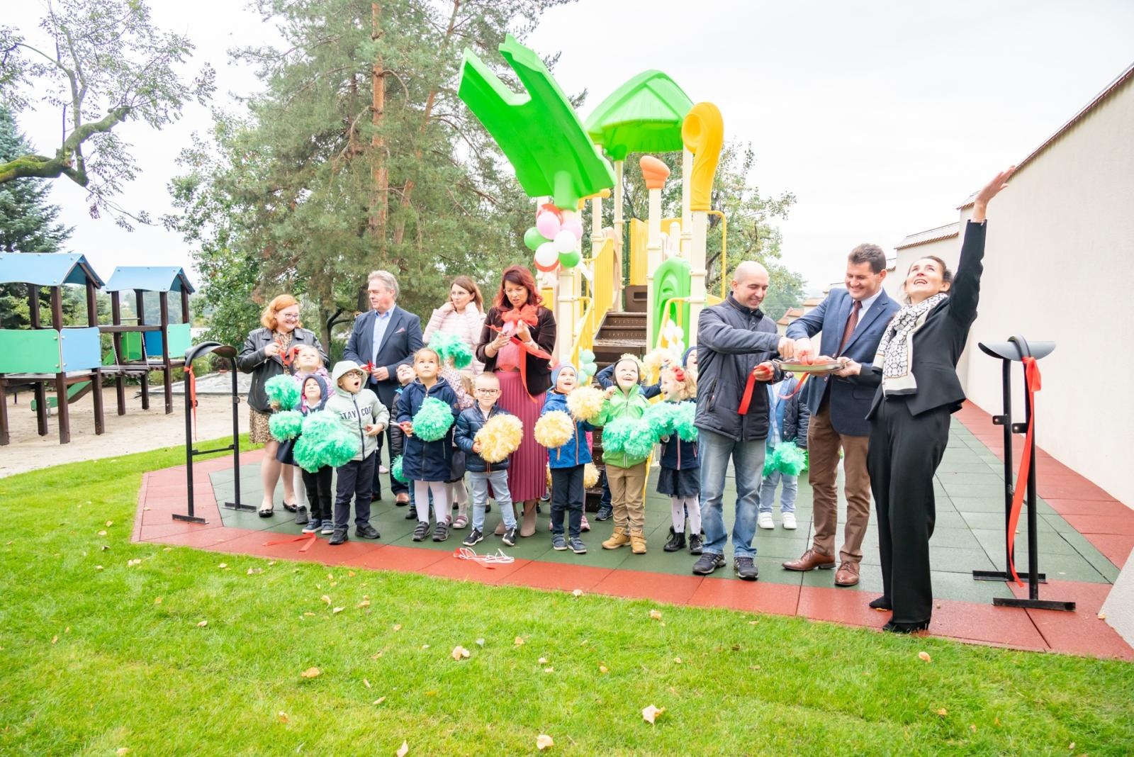 Zdjęcie w galerii na portalu naszraciborz.pl:  Radość w bieńkowickim przedszkolu. Otwarto nowy plac zabaw wiadomości z regionu