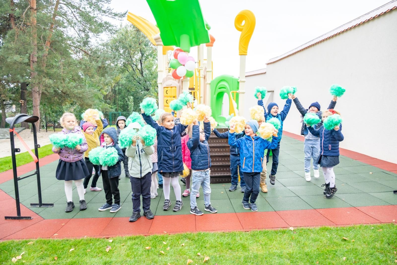 Zdjęcie w galerii na portalu naszraciborz.pl:  Radość w bieńkowickim przedszkolu. Otwarto nowy plac zabaw wiadomości z regionu
