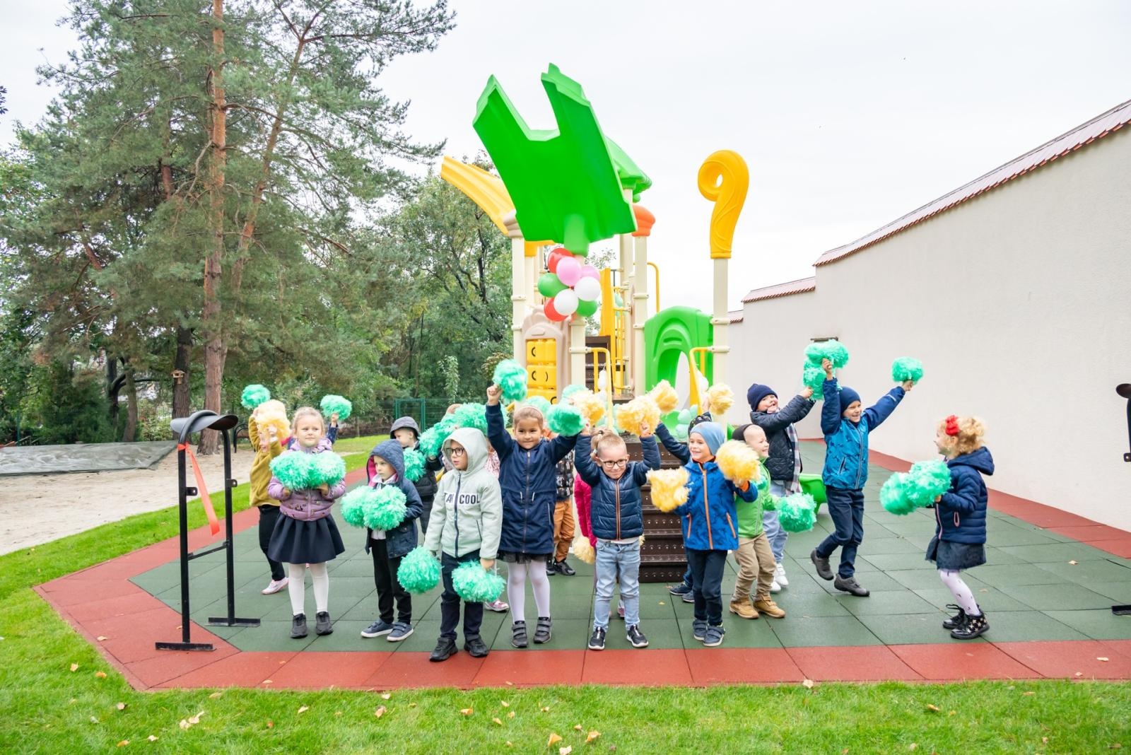 Zdjęcie w galerii na portalu naszraciborz.pl:  Radość w bieńkowickim przedszkolu. Otwarto nowy plac zabaw wiadomości z regionu