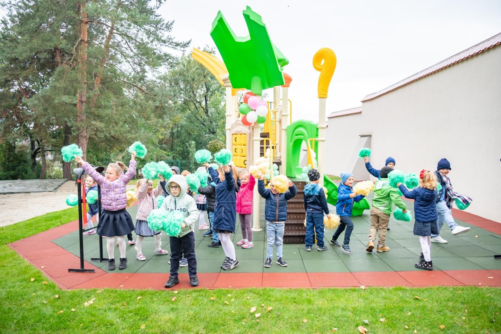 Zdjęcie w galerii na portalu naszraciborz.pl:  Radość w bieńkowickim przedszkolu. Otwarto nowy plac zabaw wiadomości z regionu